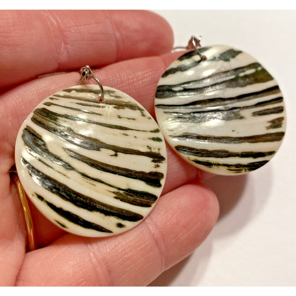 Carved Shell Pierced Earrings Drop & Dangle Design Polished Black & White Rounds - Picture 5 of 5